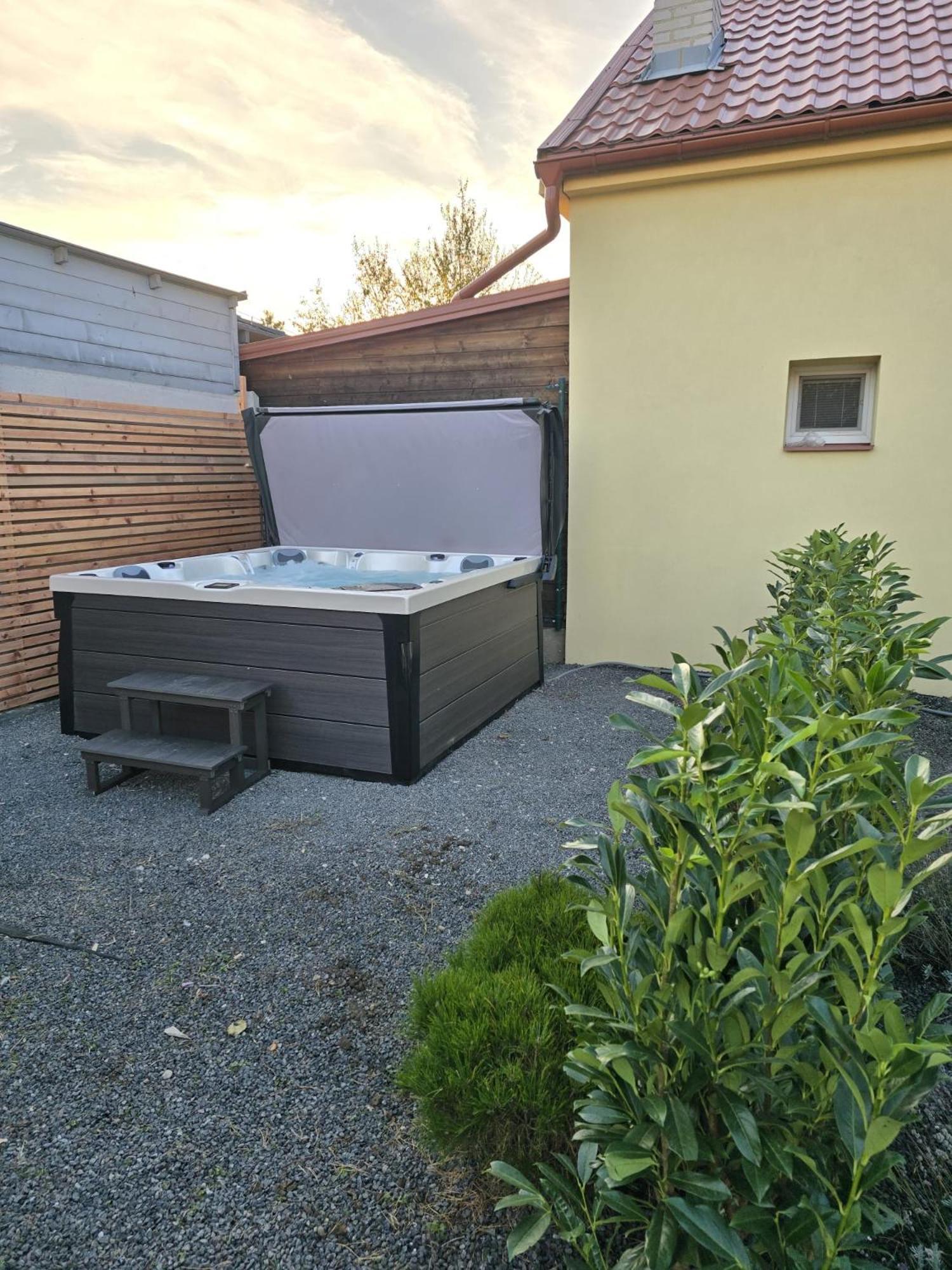 Apartmany Centro & Jacuzzi Piest'any Buitenkant foto