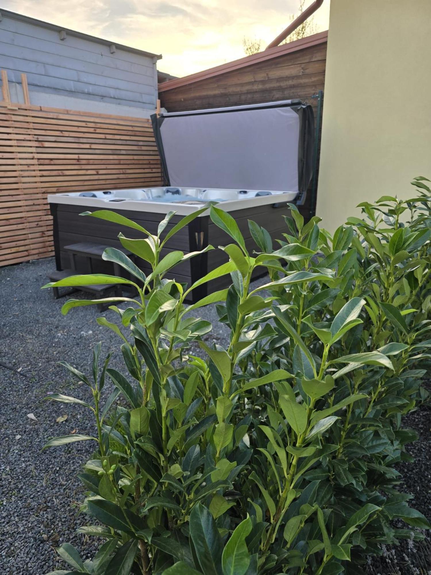 Apartmany Centro & Jacuzzi Piest'any Buitenkant foto